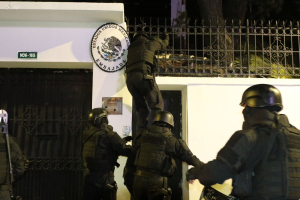 Policía ecuatoriana ingresa a embajada de Mexico y detiene a Glas