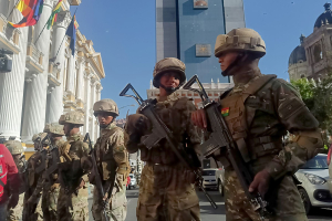 Urgente: Tanques y militares armados intentan tomar la sede del Gobierno en Bolivia