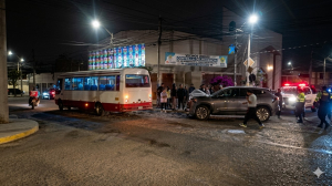 Colisión en Gregorio Albarracín: Camioneta y bus de la ruta 1 chocan frente a la plaza San Francisco