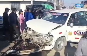 Alerta vial: Violento choque entre dos taxis causa alarma en la intersección de Juan Moore y Próceres