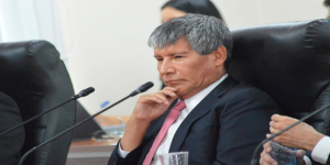 Gobernador de Ayacucho guarda silencio sobre caso Rolex en el Congreso