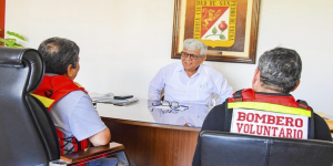 Alcalde de Tacna rinde homenaje a bomberos y se compromete a apoyar su labor