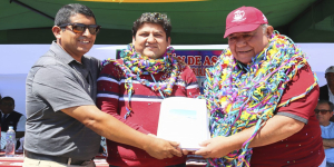 ¡Avanza la construcción del anillo vial en Pampa Colorada! Alcalde Niel Zavala entrega expediente técnico