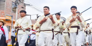 Estudiantes rinden homenaje a los héroes del Campo de la Alianza con tradicional peregrinación