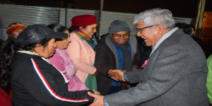 Alcalde Pascual Güisa Bravo Celebra Aniversario de Asociación de Vivienda en Mesa Redonda