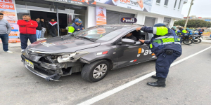 Dos Radiotaxis Colisionan por Presunto Exceso de Velocidad en Intersección de Avenidas Municipal y Las Violetas