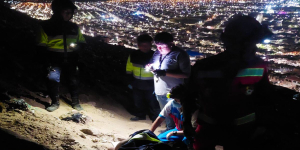 RESCATE EN EL CERRO: Serenos de Alto de la Alianza auxilian a ciudadano tras caída sufriendo grave hemorragia