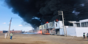 EMERGENCIA: Voraz incendio consume almacén de aceite de oliva en La Yarada-Los Palos