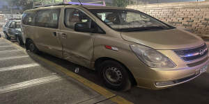 Colisión en el centro de Tacna: Combi y automóvil chocan en transitada intersección durante la lluvia