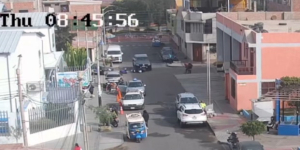 Cámara de seguridad capta el preciso instante en que auto chileno embiste a motociclista frente a EsSalud
